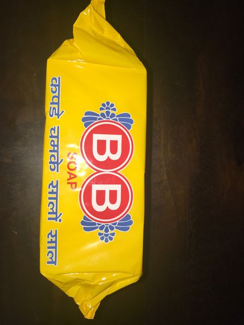Pack of four, 2016 wrapper: The flow-wrapped pack with the Hindi line कपड़े चमके सालों साल, 'clothes shine for years'.